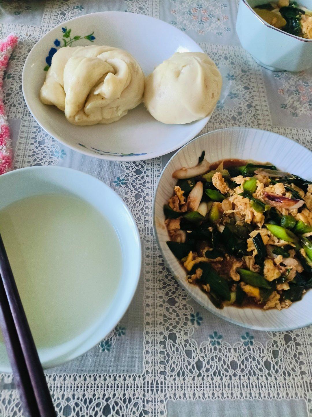 午饭开吃了，干粮还是早饭包的糖包和花卷。 