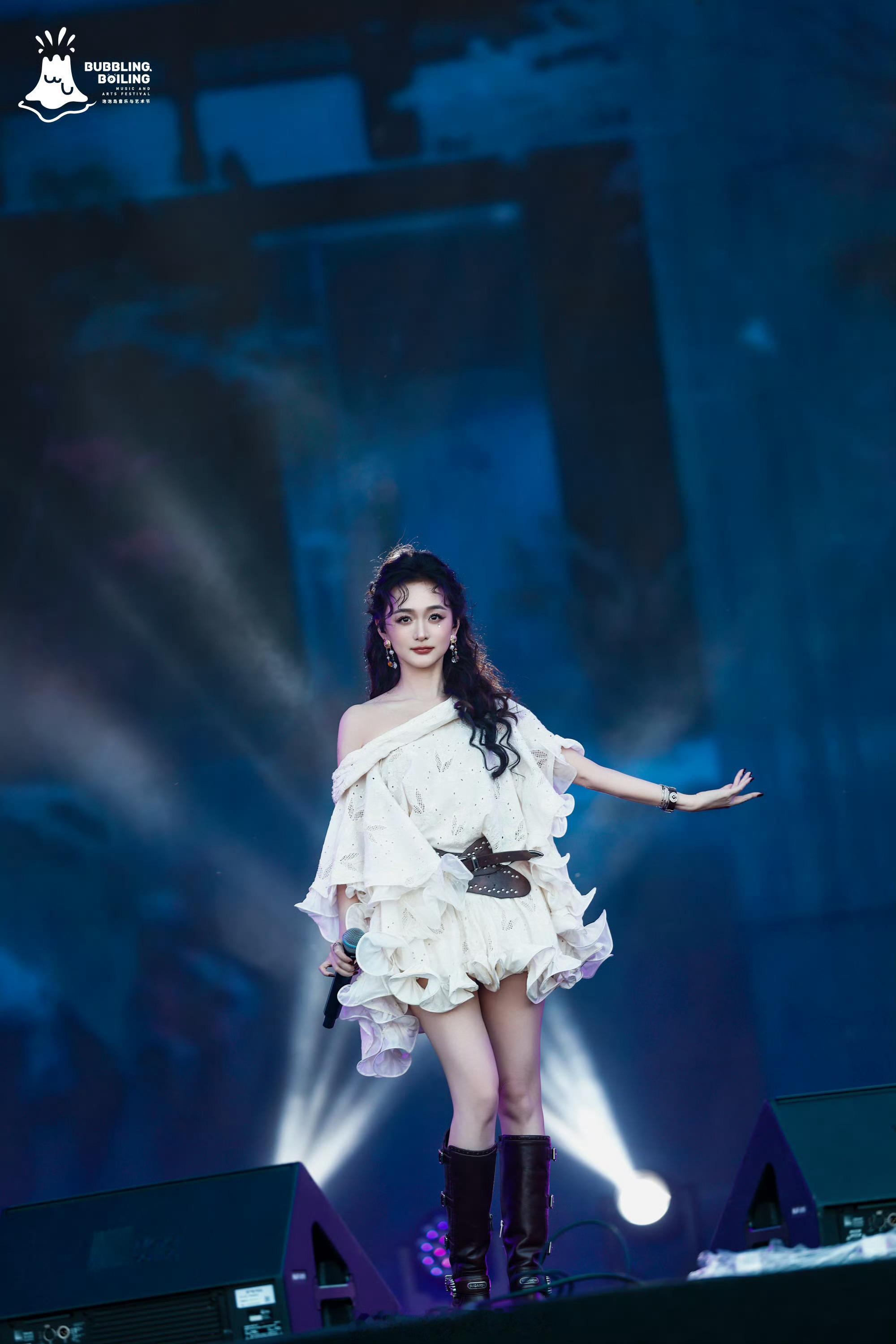 何泓姗给杨幂送生日祝福何泓姗和杨幂会互偷对方的菜好友生日氛围感拉满🎂何泓姗贴心