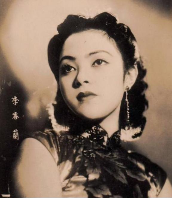 1945年，女汉奸李香兰将被执行枪决，谁料，临刑前她突然解开胸口扣子，从胸前掏出