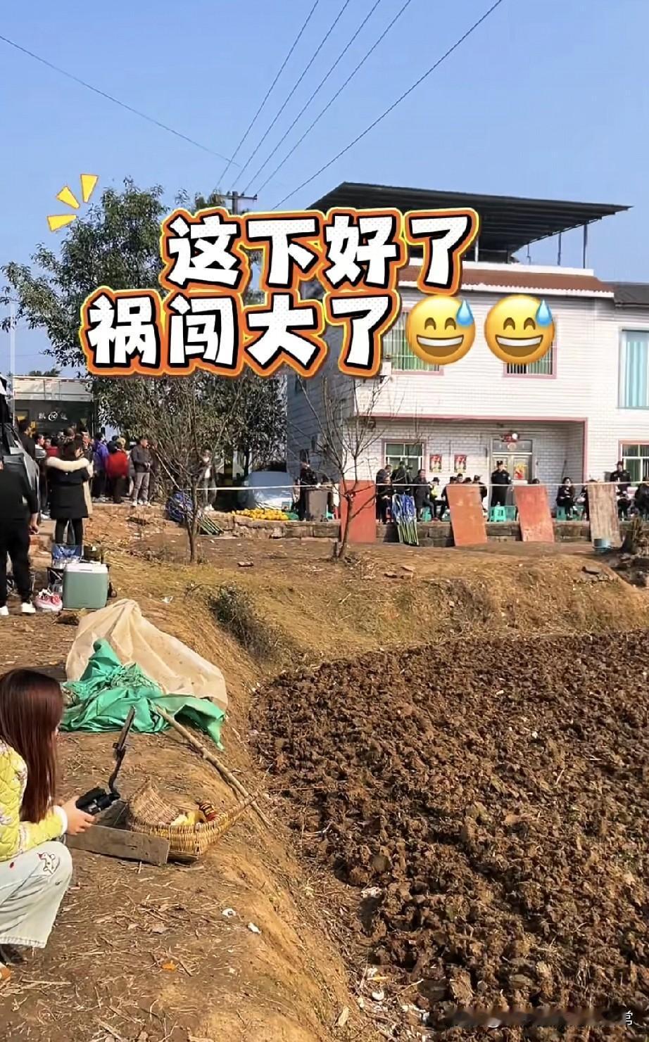 呆呆妹家犁地才劝退游客？
不翻地怕是要被围到元宵节！
 
呆呆妹家的田埂上，老农