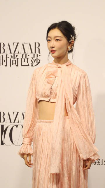 #周冬雨蝴蝶耳饰# 今天出席时尚芭莎活动的周冬雨。粉色褶皱礼服经典复古，再搭配显