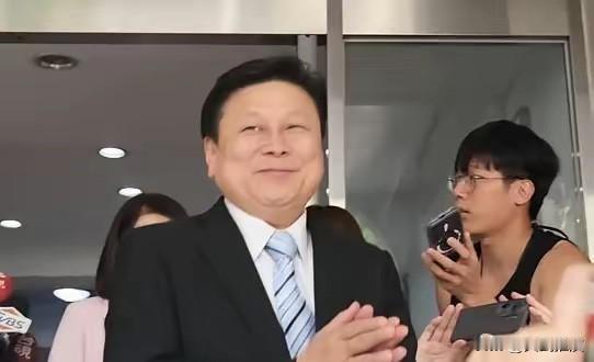 昨被韩国瑜喷！今现身15秒快闪　傅崐萁：家和万事兴、无声胜有声

韩国瑜在会上发