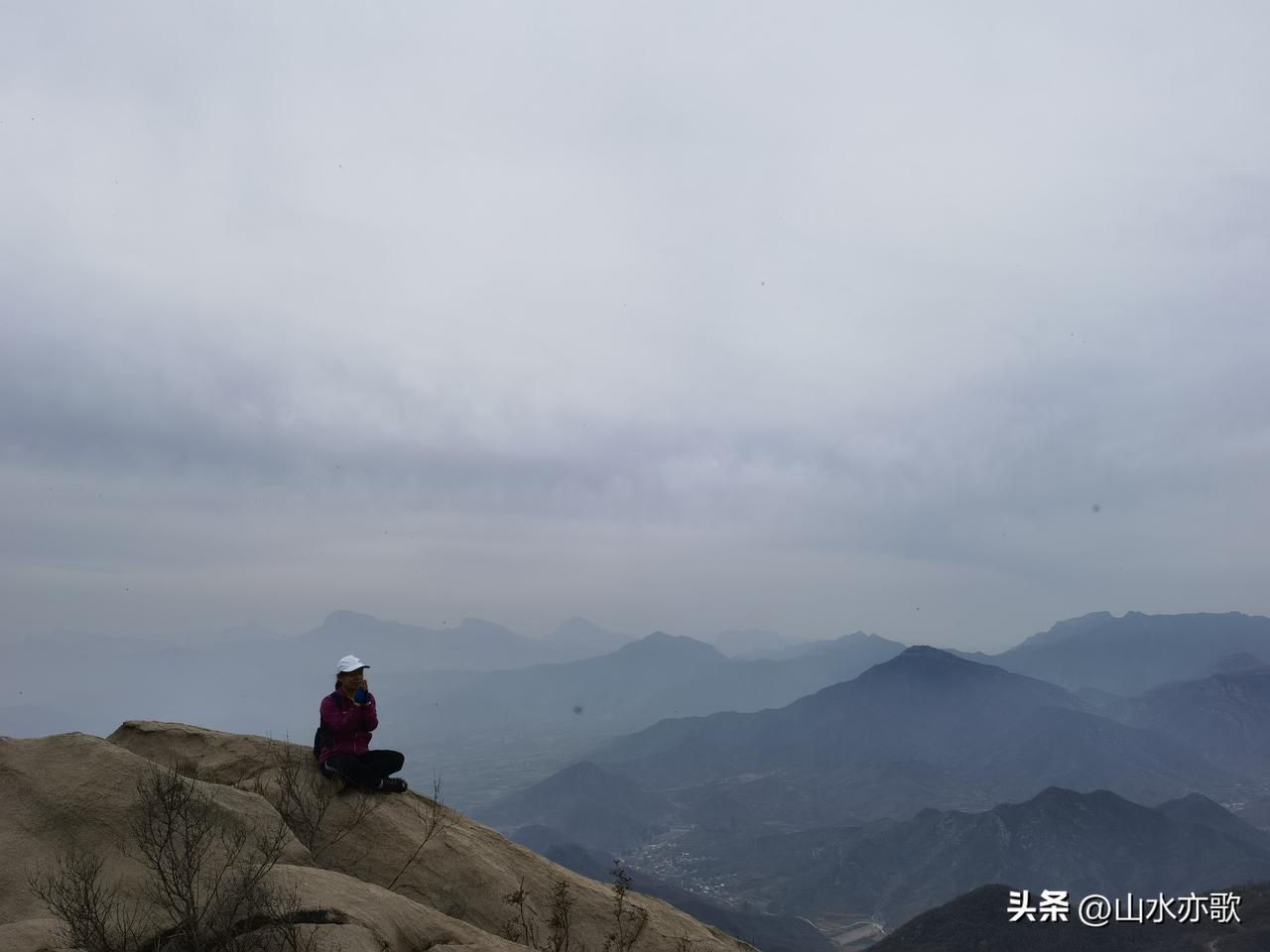 石家庄刮起了好大的风，感觉地动山摇，这窗是关也不是，不关也不是。
我站在开着的那