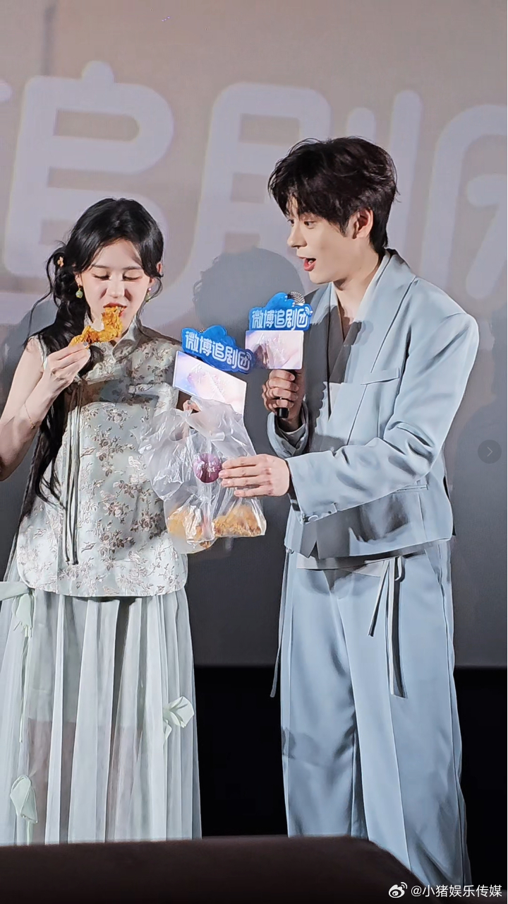 郑合惠子喂魏哲鸣吃鸡腿 救命！这段投喂直接把我磕晕！郑合惠子递炸鸡时微微低头，魏