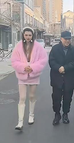 津门依姐，是杨议的女徒弟，个头相当高！但她很懂事儿，和杨议一起走时，她得意猫着腰