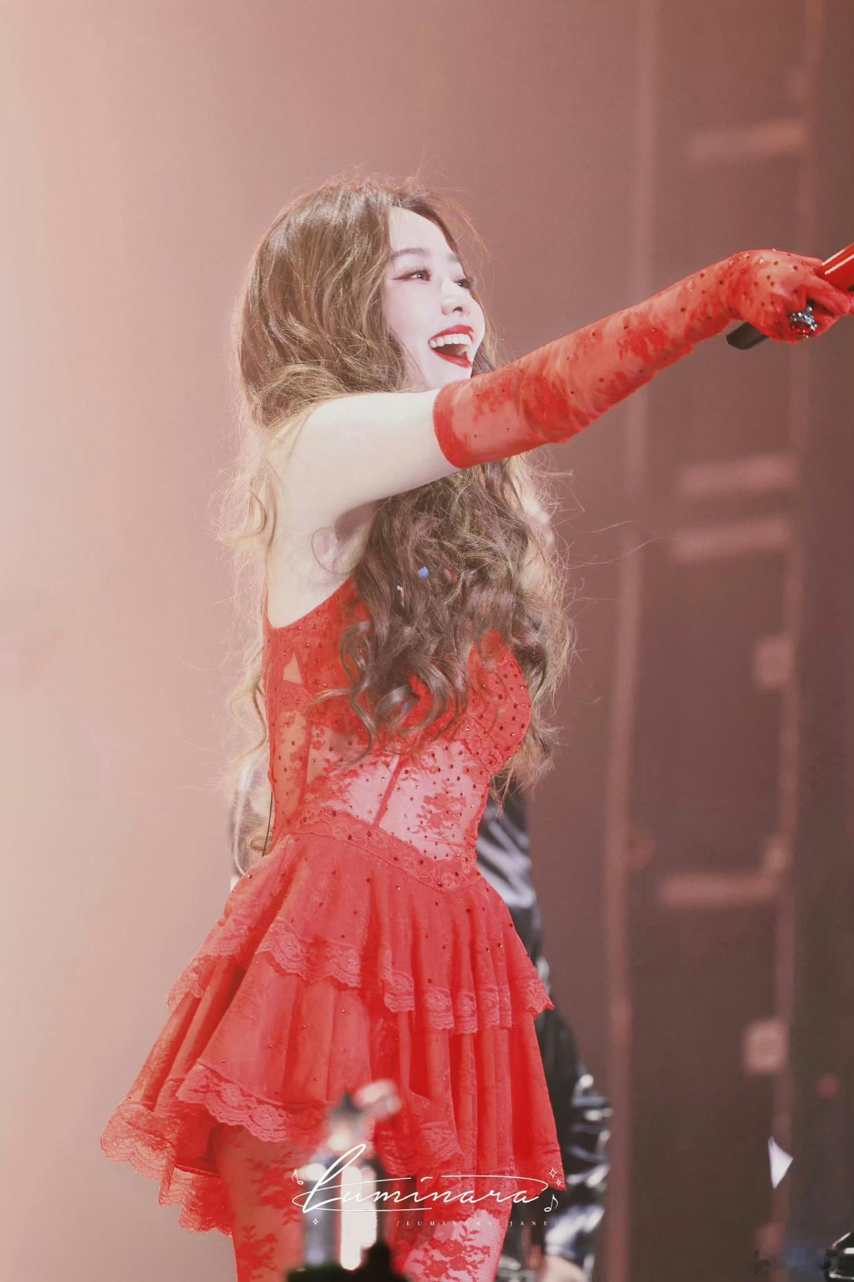 红色蕾丝加持，张靓颖化身舞台魅魔，颜值气质双在线。 