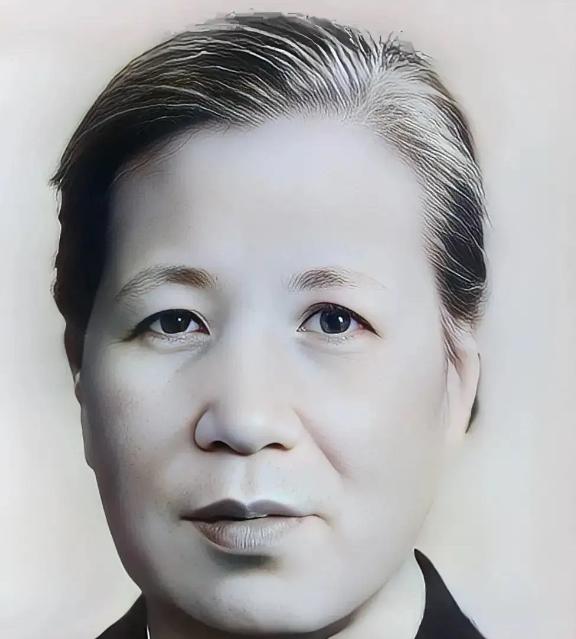 1929年，18岁新娘帮丈夫整好衣领，柔声送他出门，丈夫刚拐进巷口，一声枪响倒在