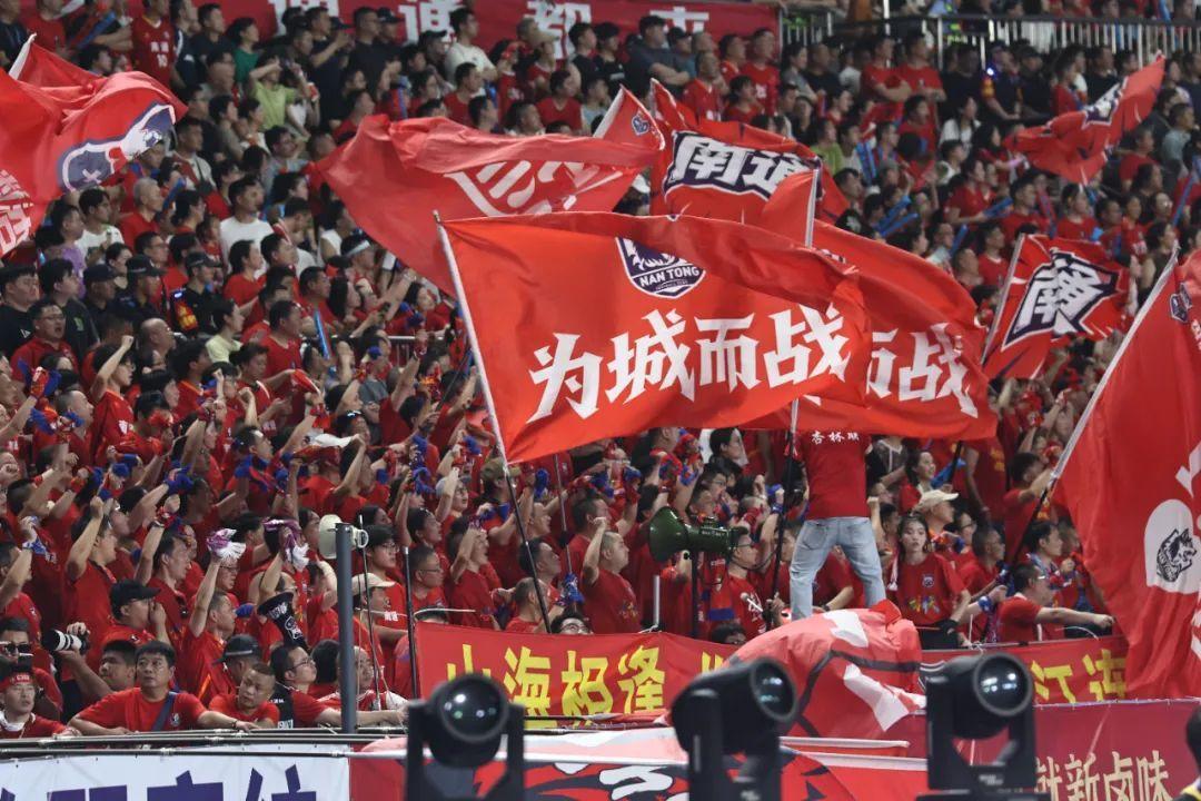 本以为球赛落幕只是常规庆祝，没想到南通这场“苏超”半决赛后，画风格外暖心——市委