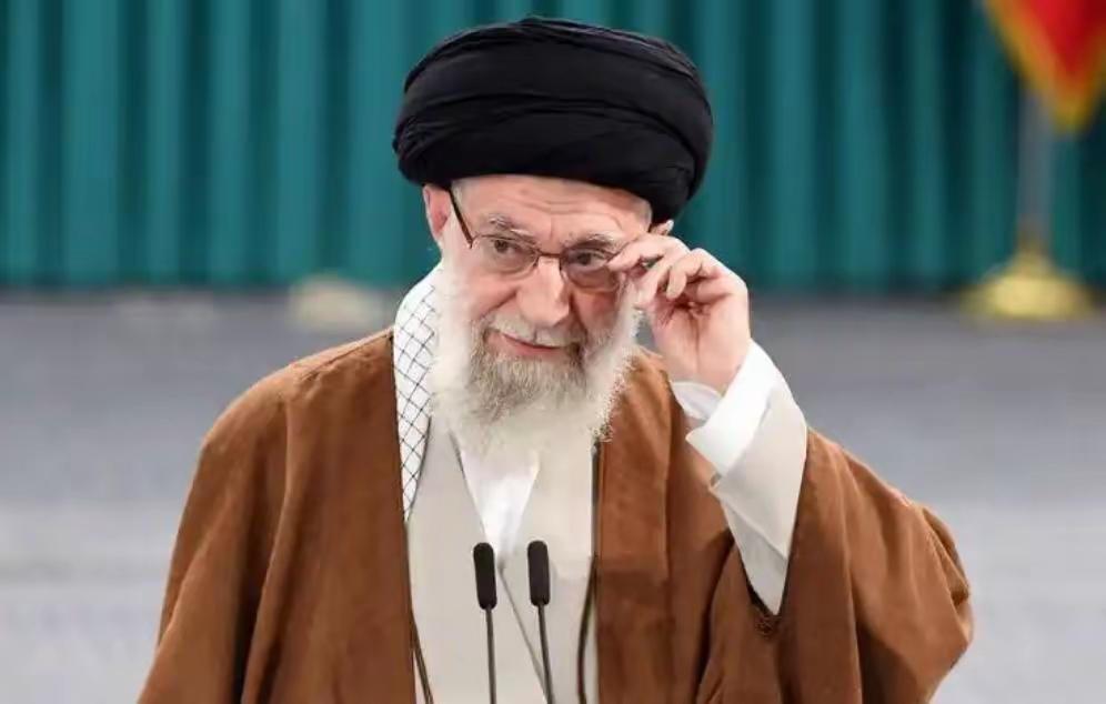 伊朗外长阿拉格齐，坐在美国媒体镜头前，一脸茫然地说：我不明白特朗普为什么要攻击我