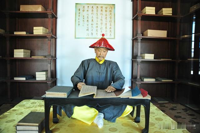 以秀才身份硬挤进翰林院的不多，高士奇算一个。
整个清代，高士奇的经历堪称汉臣中的