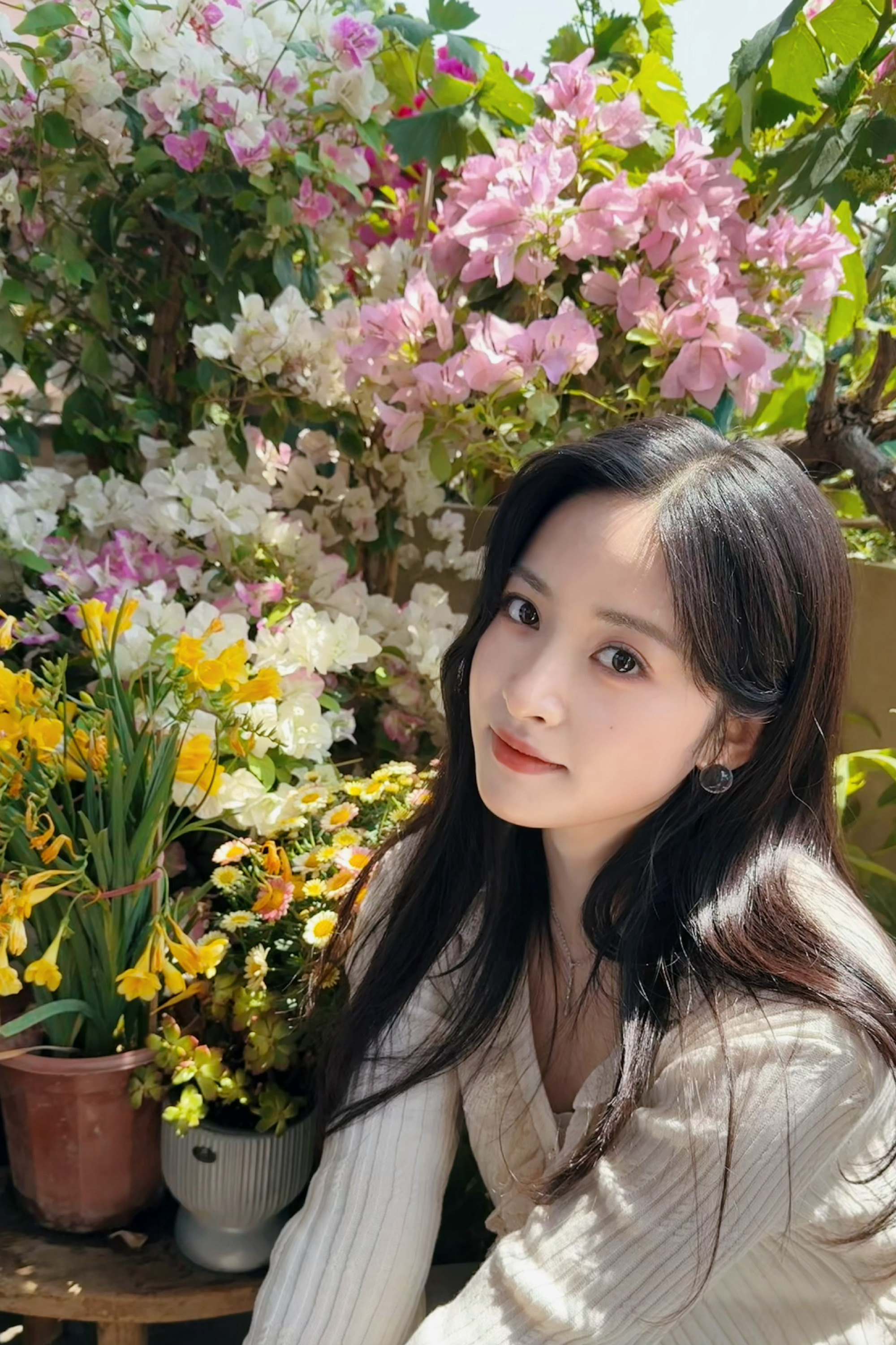 这两张照片特别像那种韩女ins照，女味太重了好不适应。这就是周渔味吗，把我家“波