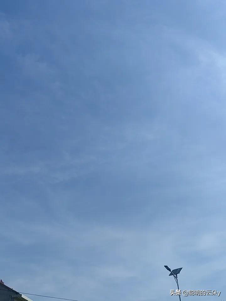 随手拍一张天空照。春天的天空，今天天气不错适合去郊游