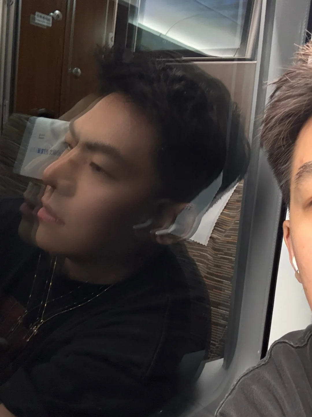 高铁上没人的时候超绝自拍点位