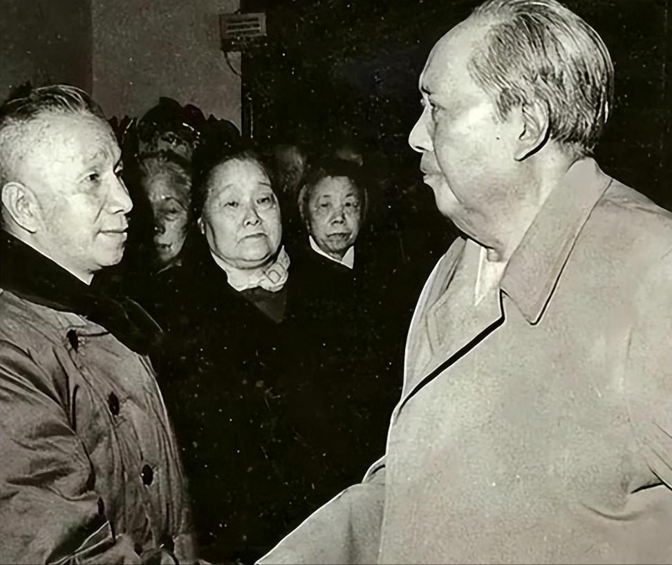 1960 年，毛主席邀已被撤职的粟裕前来参加上海政治局扩大会议，会前曾对他说：“