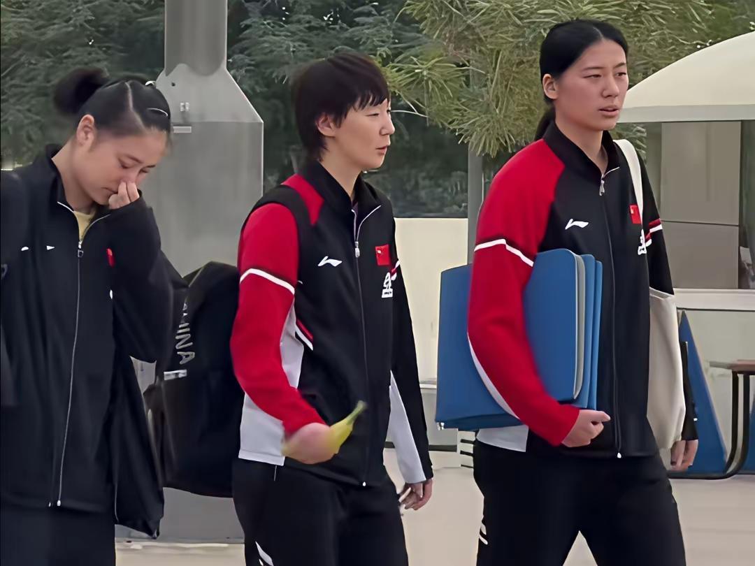 曼昱输球，徐奕比曼昱还难受！
曼昱意外输给42岁老将韩莹后，徐奕和陈熠陪着曼昱走