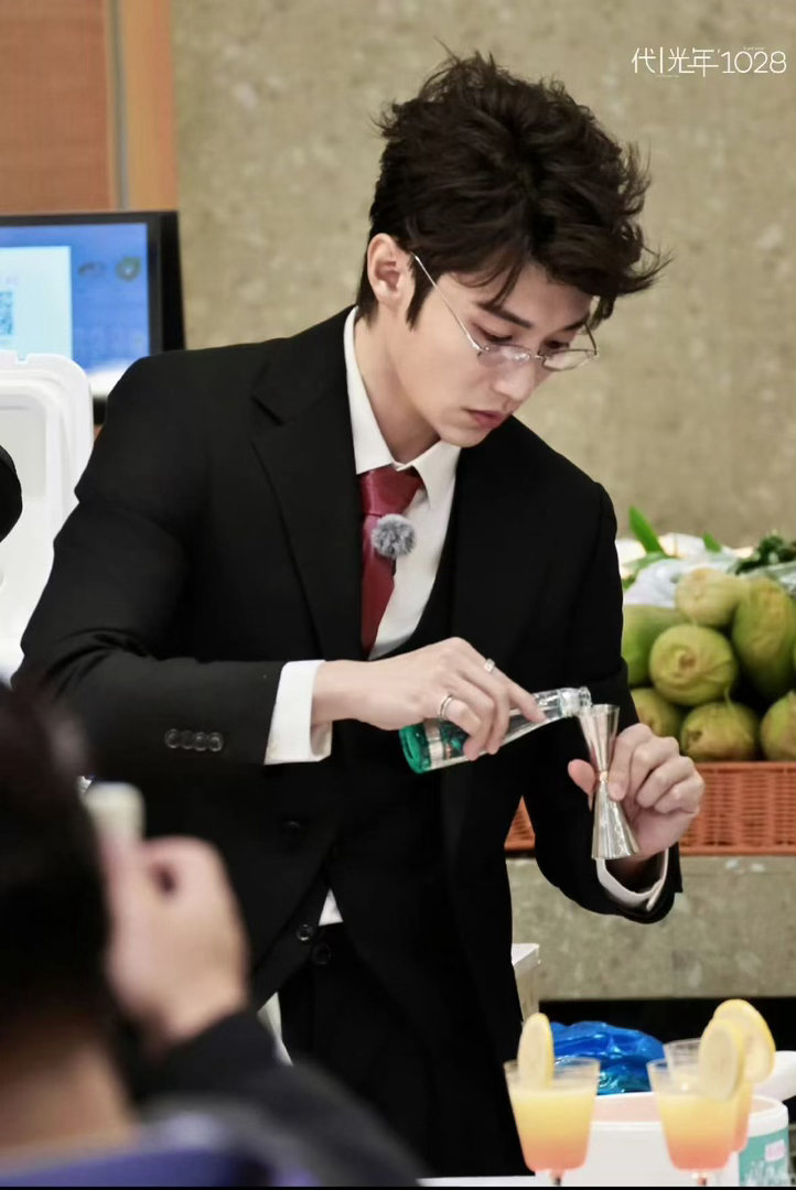 代旭站姐拥有好多神图谁懂啊！代旭站姐手机里的神图比我的都多，这下好了以后我追星全