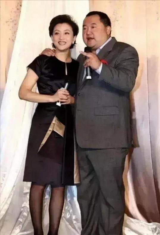 1994年，26岁的杨澜非要和银行上班的丈夫张一兵离婚，转身嫁给了体重200斤，