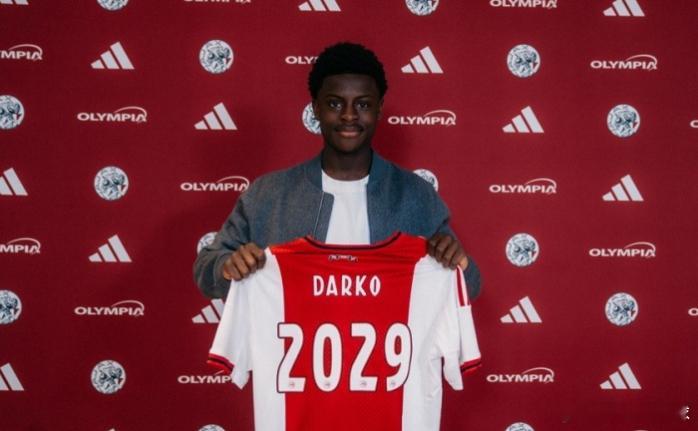 4月25日讯 阿贾克斯官方消息，球队签下16岁前锋登泽尔·达尔科，球员签下了一份