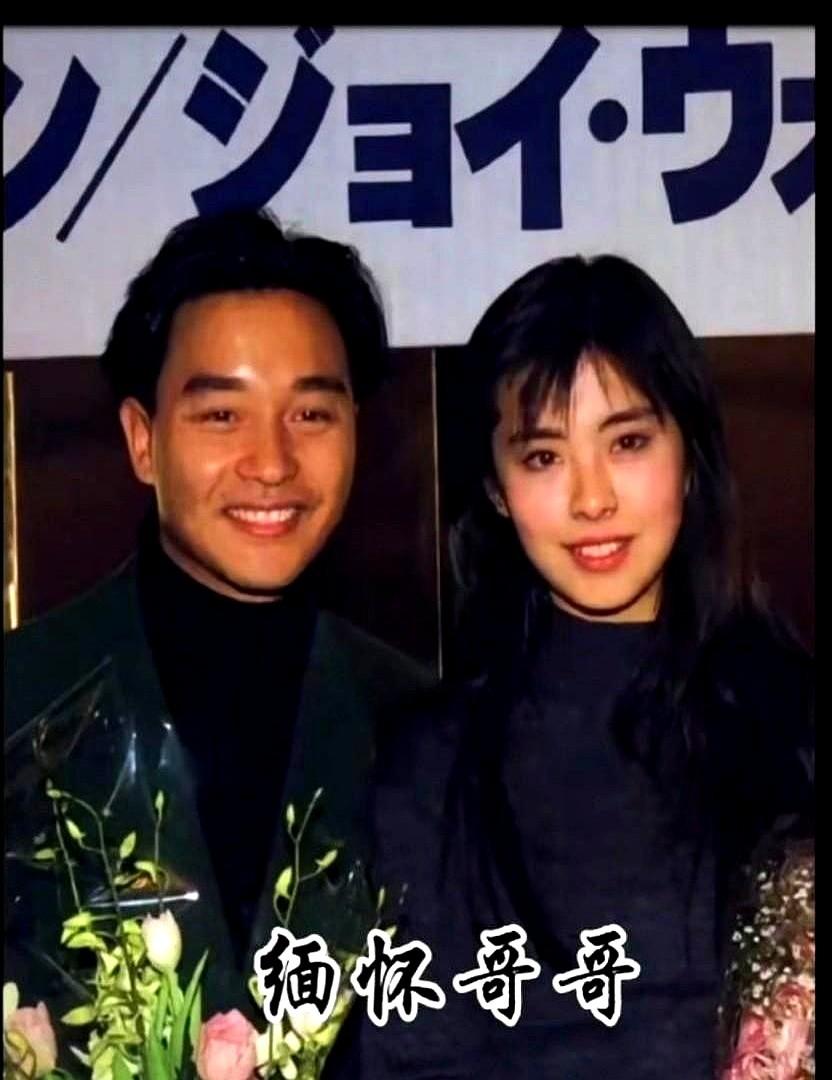 59岁的王祖贤，又去看张国荣了。

23年了。温哥华的风吹乱了斯坦利公园纪念长椅