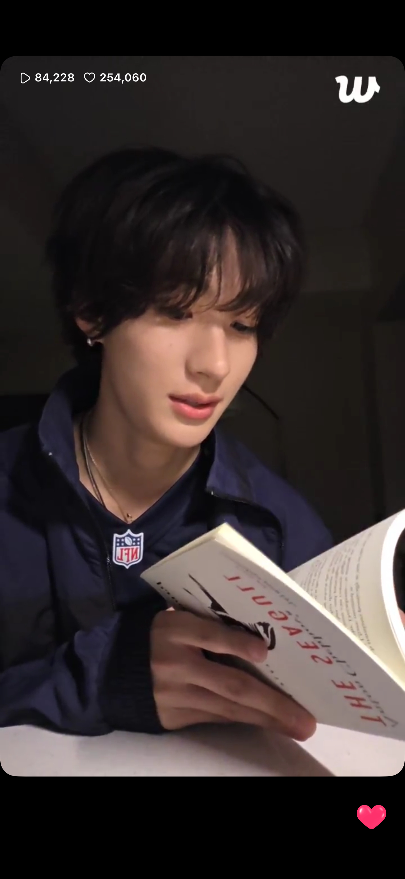 有一个小猪，眼睛都困的要闭上了，还在读故事 ​​​