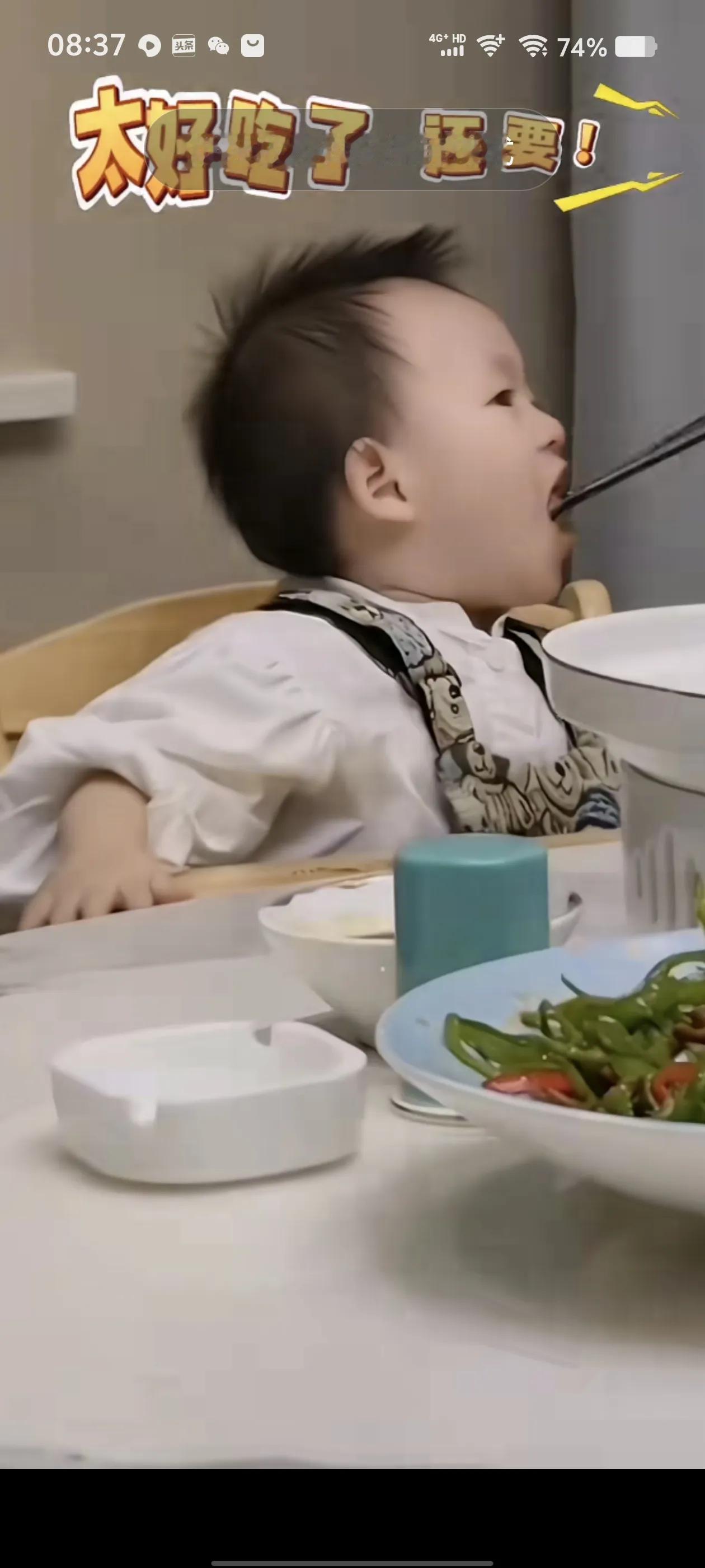 给闪闪喂饭。黄一鸣的女儿@闪闪酱 
#干饭了小宝宝# 
 #人类幼崽吃🍎# 
