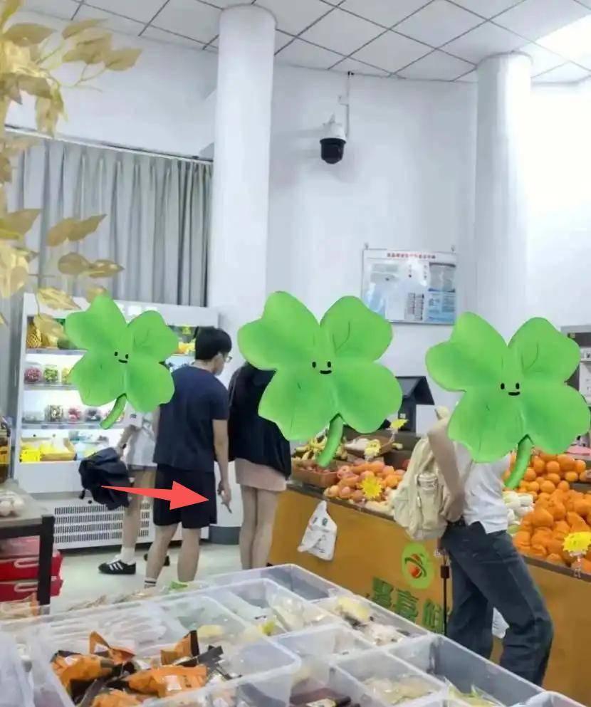 有可能是惯犯，只是这次被抓了现行而已，大庭广众如此大胆，你能说他是第一次吗？反正