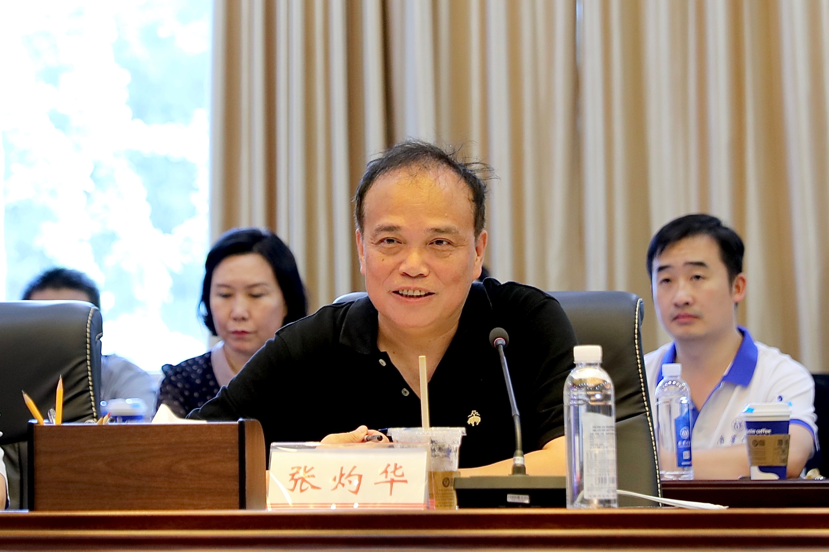 今日消息，湖南省政协副主席张灼华被查。他曾任中南大学副校长、南华大学校长等重要职