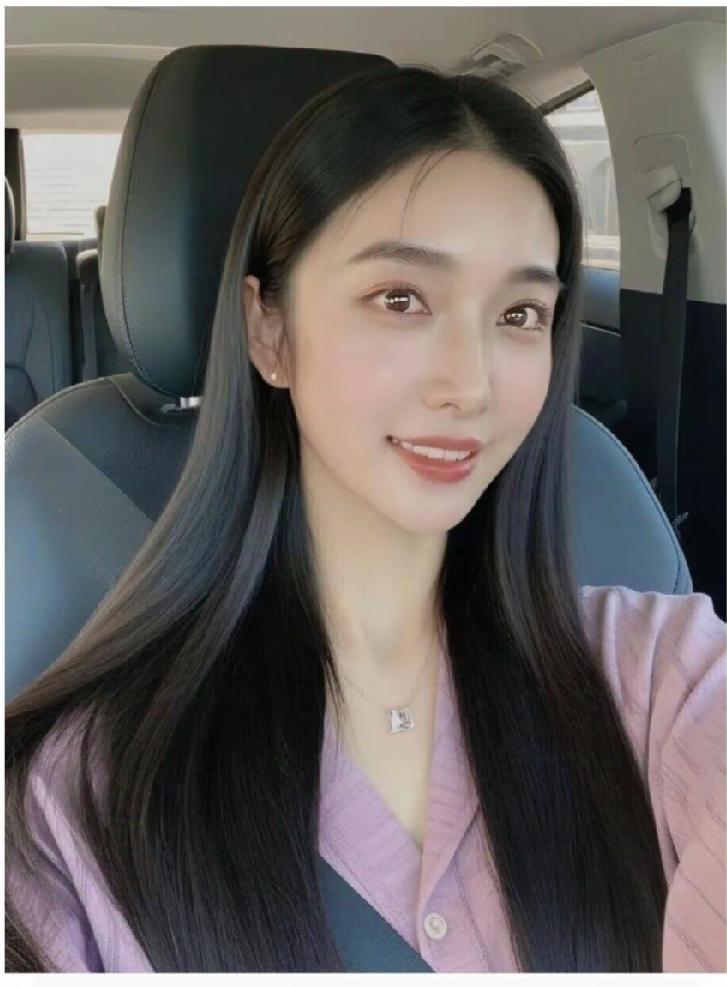 家里给介绍了个相亲对象，我发了一张自拍照片，对方说没看上我，无语了！[捂脸]