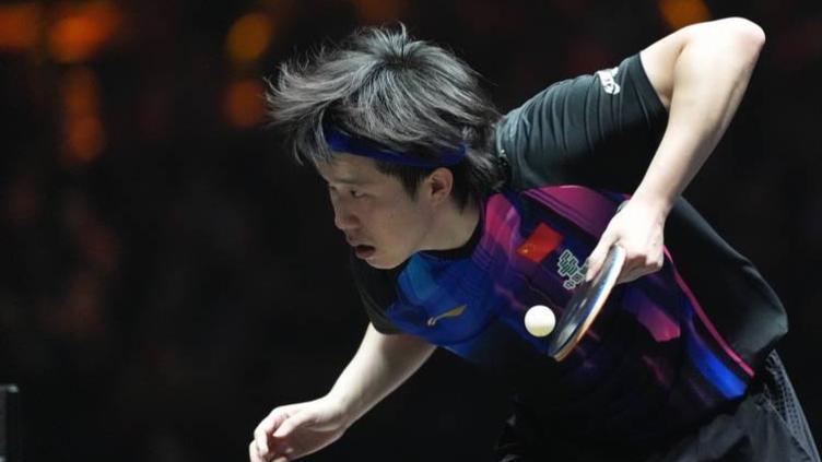 海口亚洲杯男单半决赛激战正酣，王楚钦状态神勇，面对中国台北选手张佑安，他攻势如潮