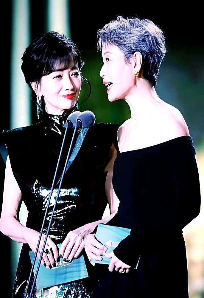 芝姐片酬4万，叶童3万，这1万的差距，竟然没影响她们30多年！

92年拍《新白