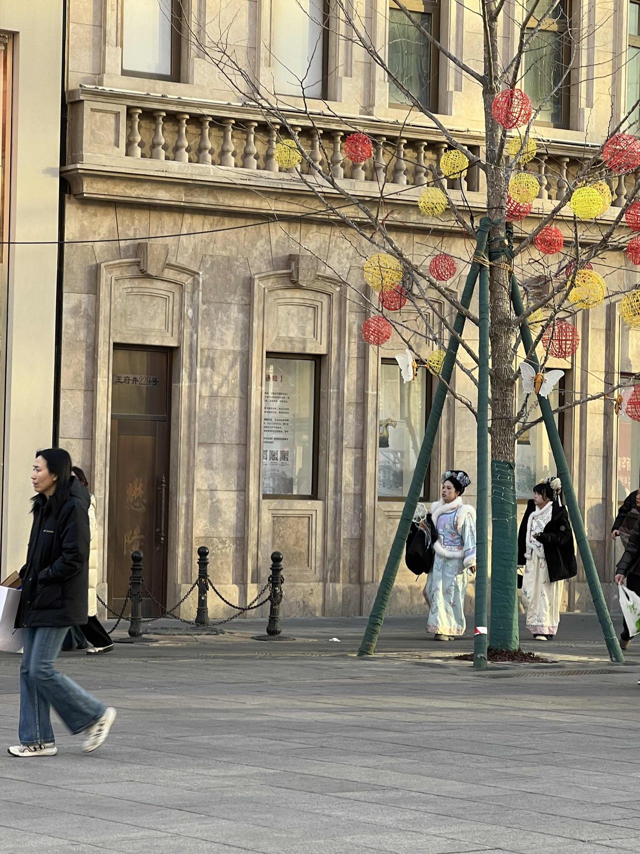 王府井的井在哪里？就在步行街与金鱼胡同交叉处的西南角。这囗井于1998年在王府井