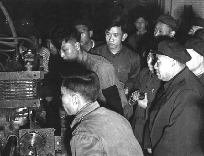 1958年11月，朱德视察天津拖拉机厂。
