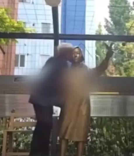 无知无脑美国痞子网红约翰尼·索马里因亵渎慰安妇少女铜像，15日被首尔法院判处六个