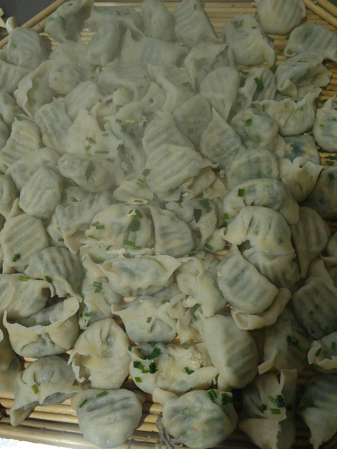生活手记 第一次包水饺，擀皮。。破了十来个不过挺好吃的