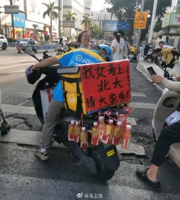南宁街头一辆闪送电动车，温暖了整座城市。普通骑手父亲摆摊免费送饮料，只为分享女儿