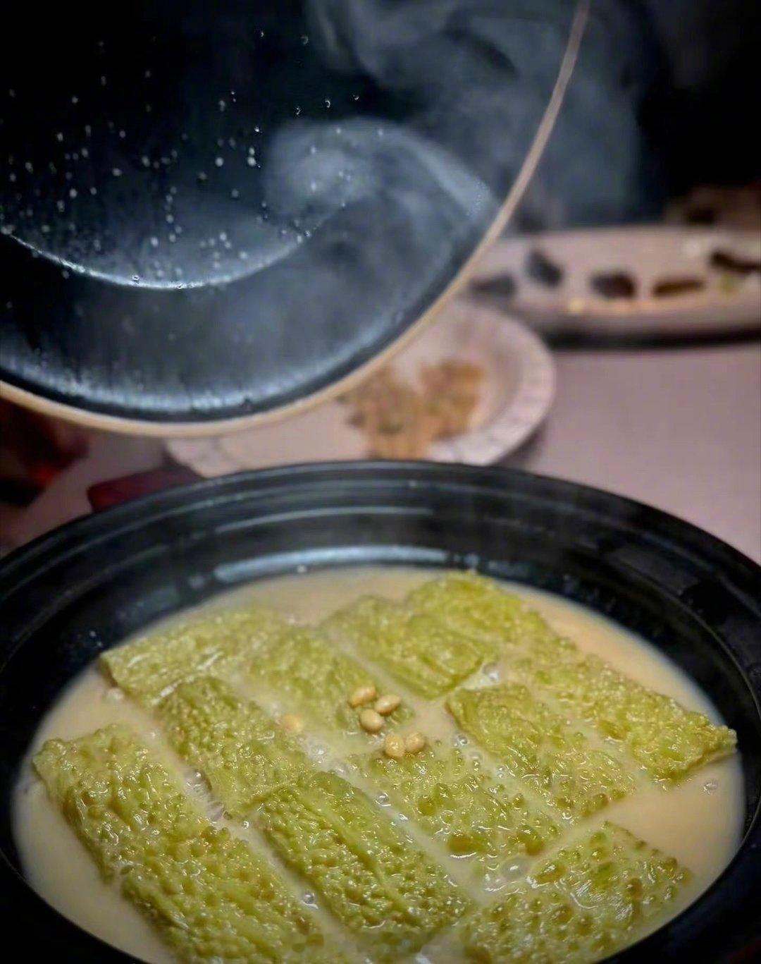 黄仁勋又去吃潮州菜了。潮府林苑（故宫店），应该算得上帝都潮菜天花板之一。那道澄海