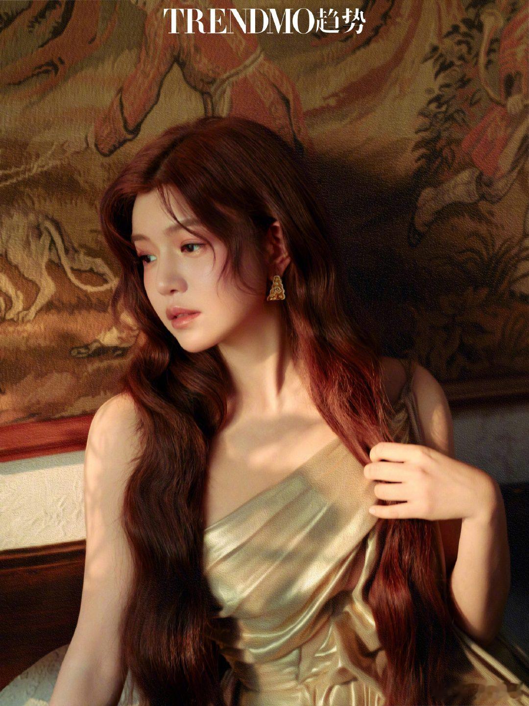 陈妍希复古油画大片陈妍希油画大片 陈妍希复古油画大片，卷发配长裙，氛围感拉满，完