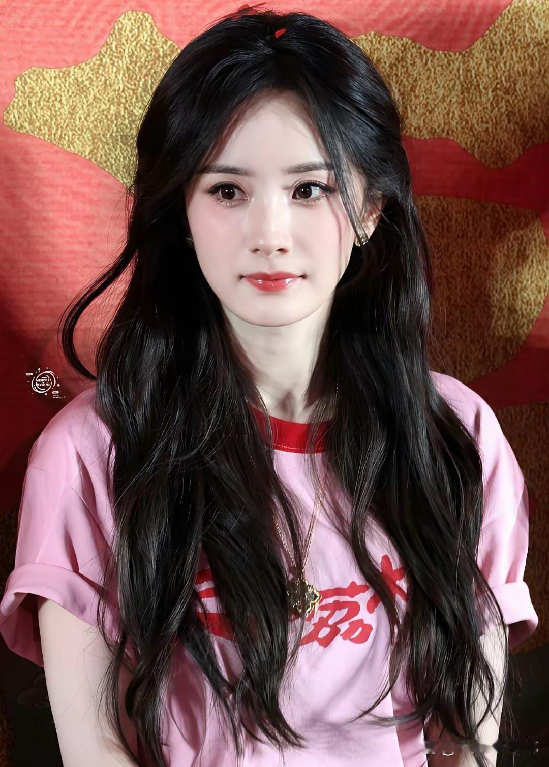 杨幂这颜值真的封神！美得如同天仙下凡，精致又灵动，每一帧都让人移不开眼 