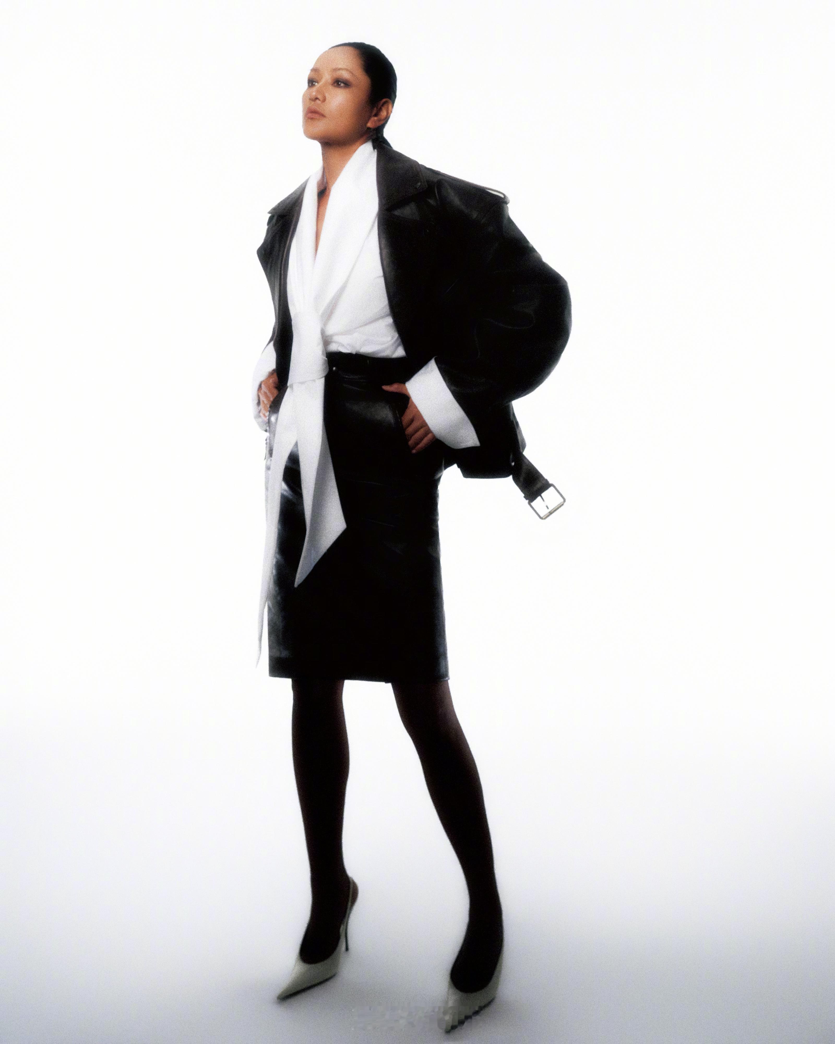 风采很足哈 ！瞿颖身穿 YSL 亮相精品购物指南新期封面 ，借由《Papi热烈欢