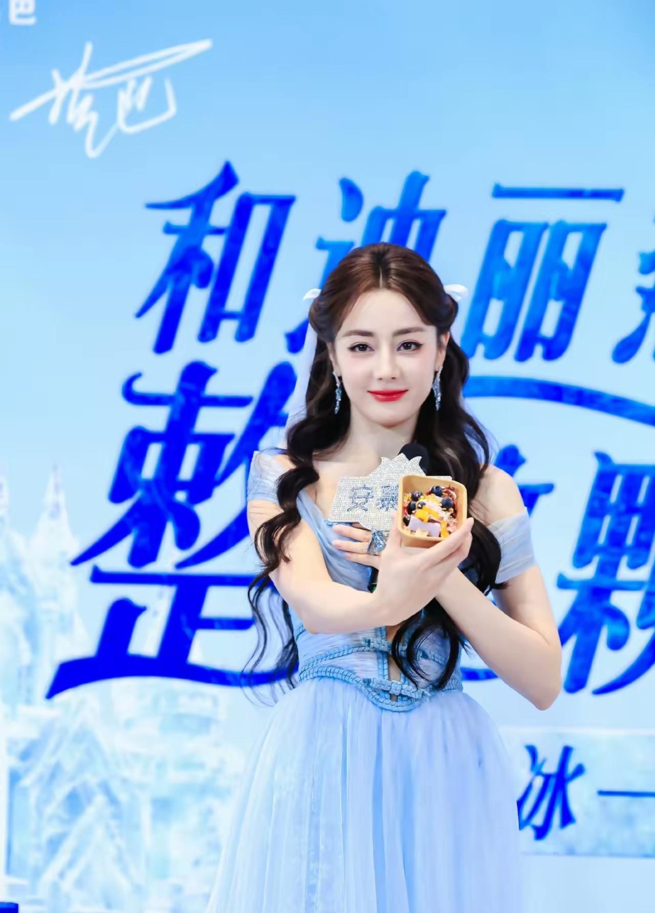 迪丽热巴线下活动造型引热议，礼服尺度惹尴尬全程捂胸
 
7月5日迪丽热巴现身线下