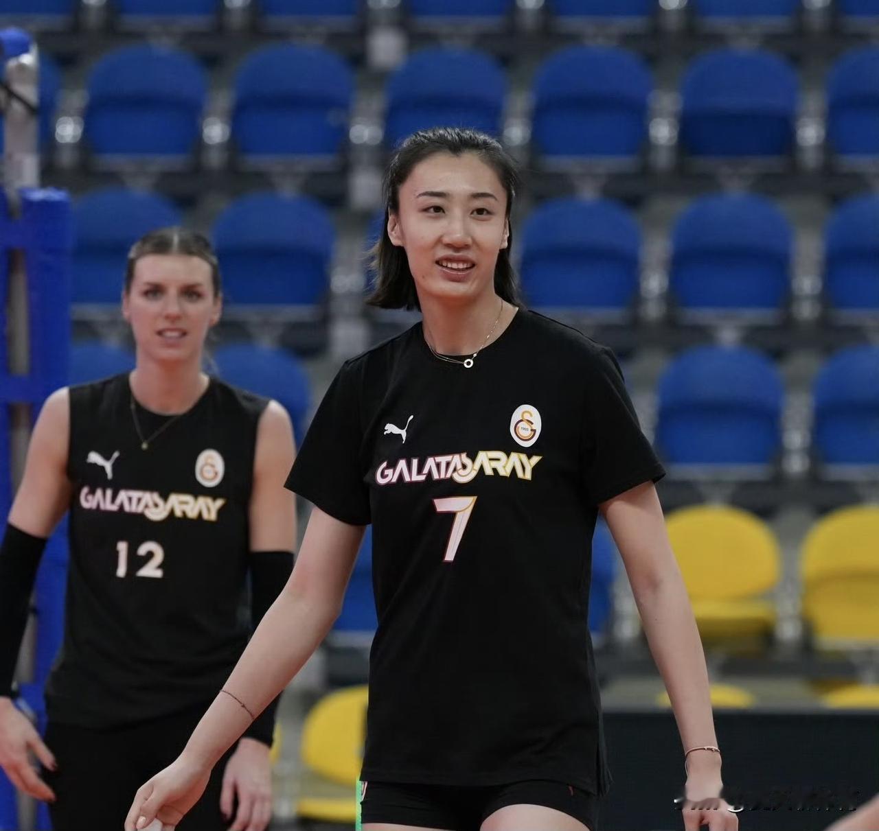 王媛媛昨晚再次闪耀土耳其联赛，5扣5中，3拦2发，10分，世界顶尖副攻的风采！欧