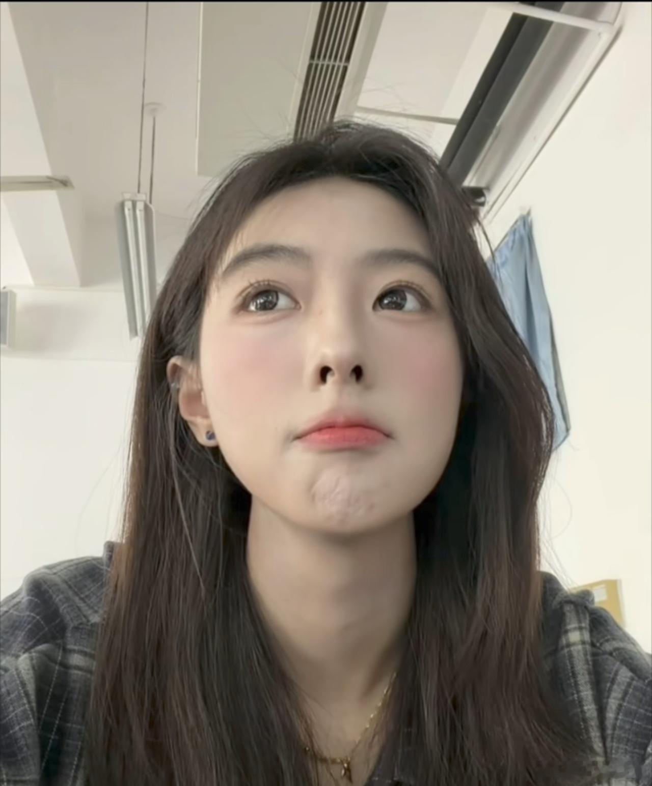 这位女孩好努力！！！03年，23岁，离家2000多公里，在厂家从早上8点工作到晚
