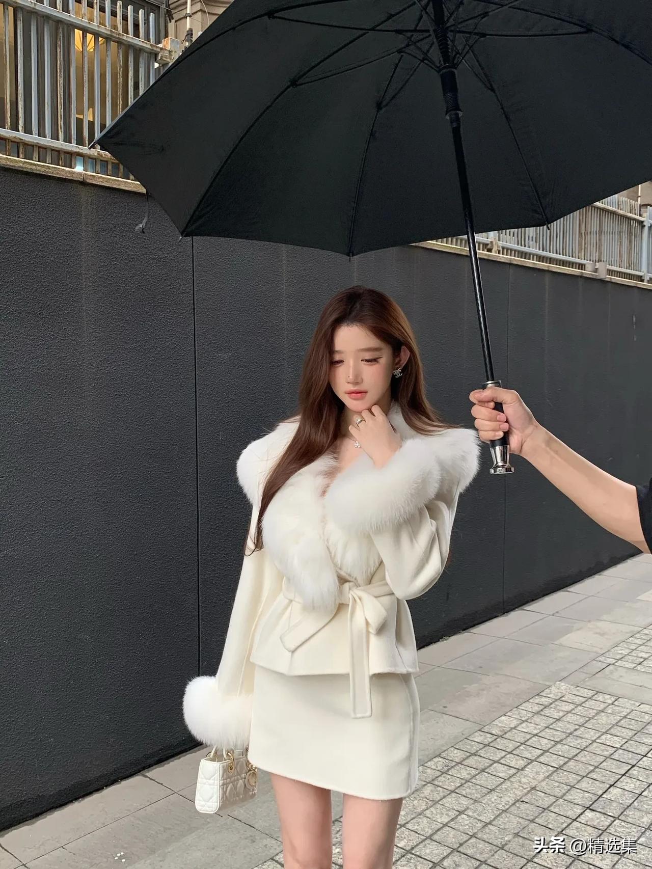 雨中撑伞立，风里拂袖行。