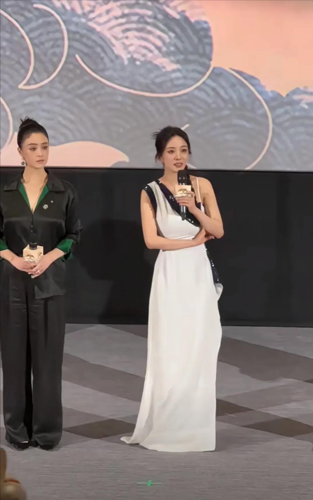 蒋欣和杨幂出席《功夫熊猫4》首映礼，两个大美女同款好养眼，蒋欣又瘦了，她真的是易