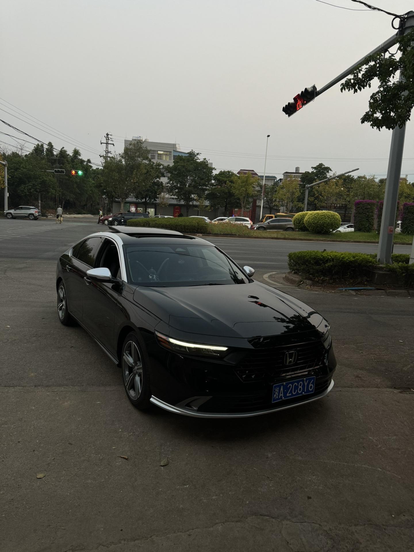 你说他不帅吧  他却是路上的焦点。