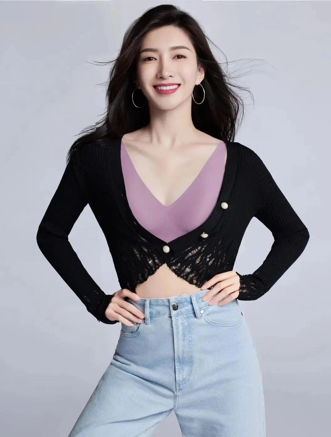 谁能拒绝江疏影的氛围感！
简单衬衫+牛仔裤，被她穿出高级画报感，温柔又撩人，成熟