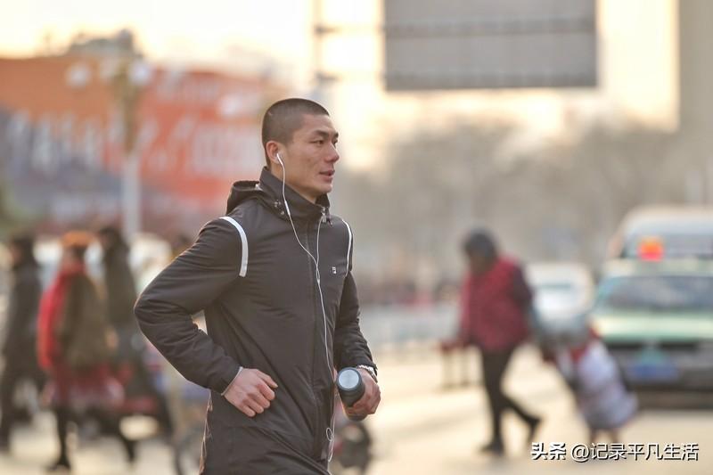 今日运动打卡今天的阳光格外温柔，仿佛为运动镀上了一层金边。换上轻便的跑鞋，沿着熟