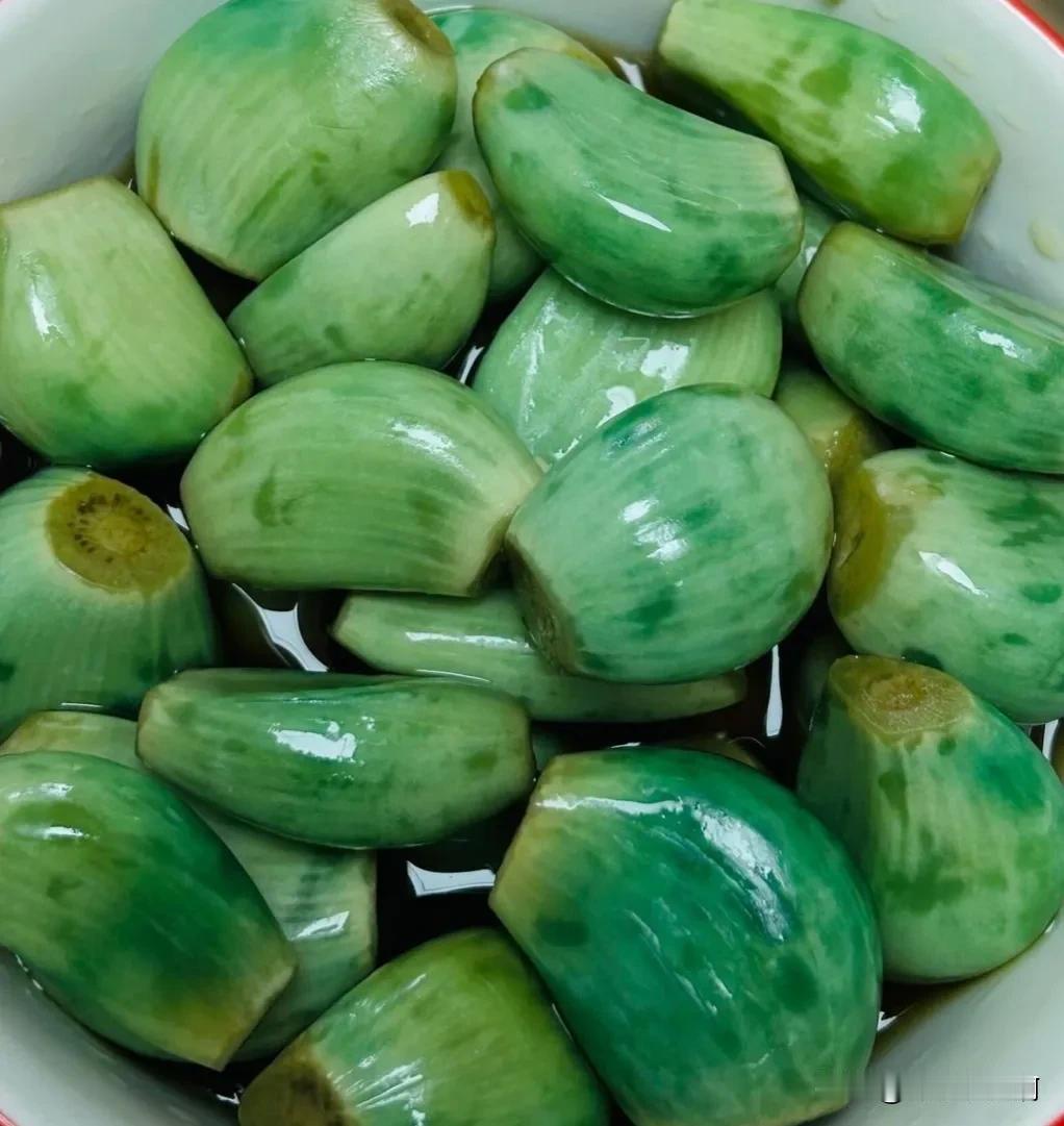 腊八蒜，因多在腊月初八进行腌制，故称“腊八蒜”。 腊八蒜是一道主要流行于中国北方