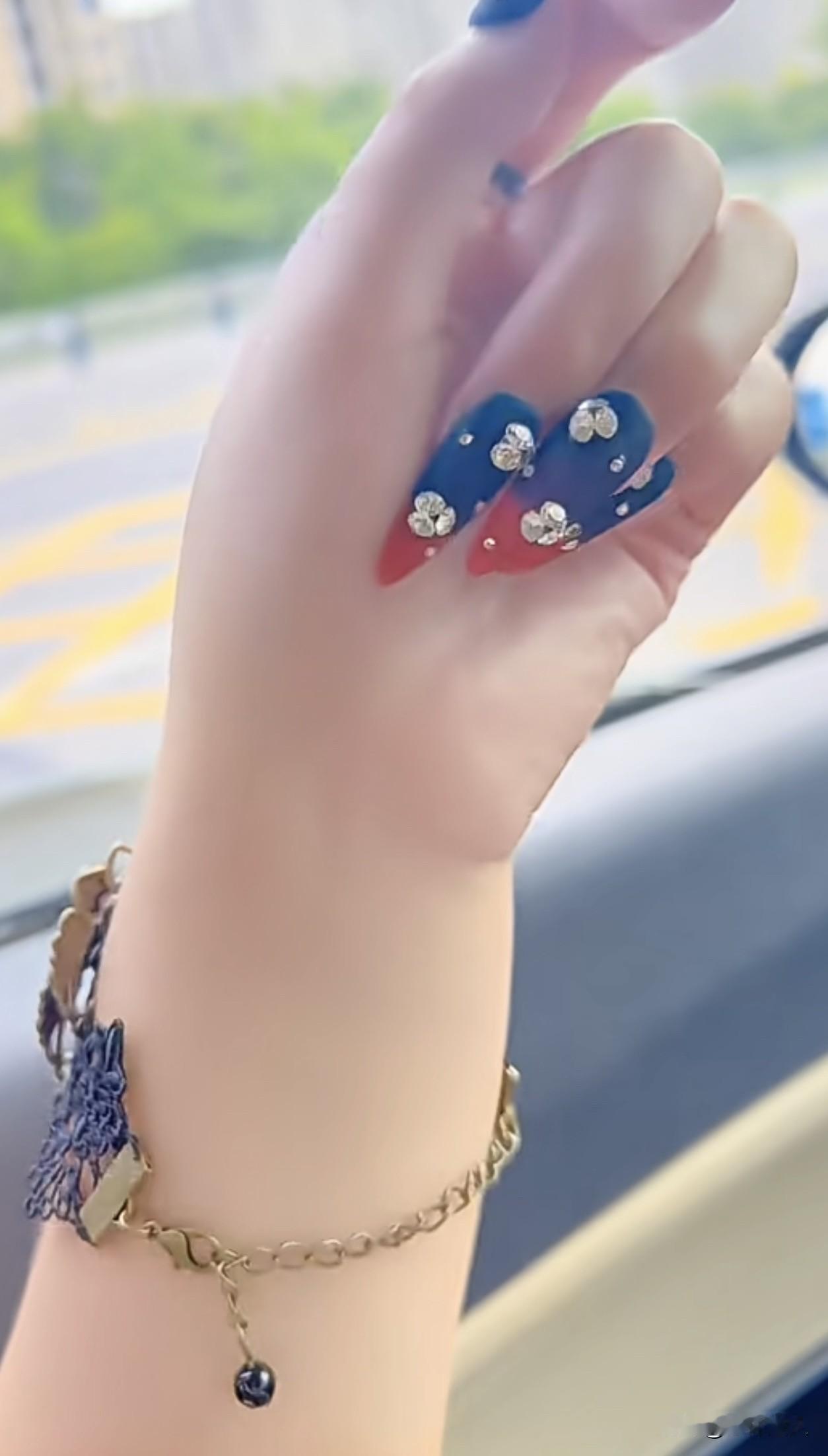 新思维：停止羡慕，人人都会无聊乏味

我们总在不经意间，把目光投向别人的生活。