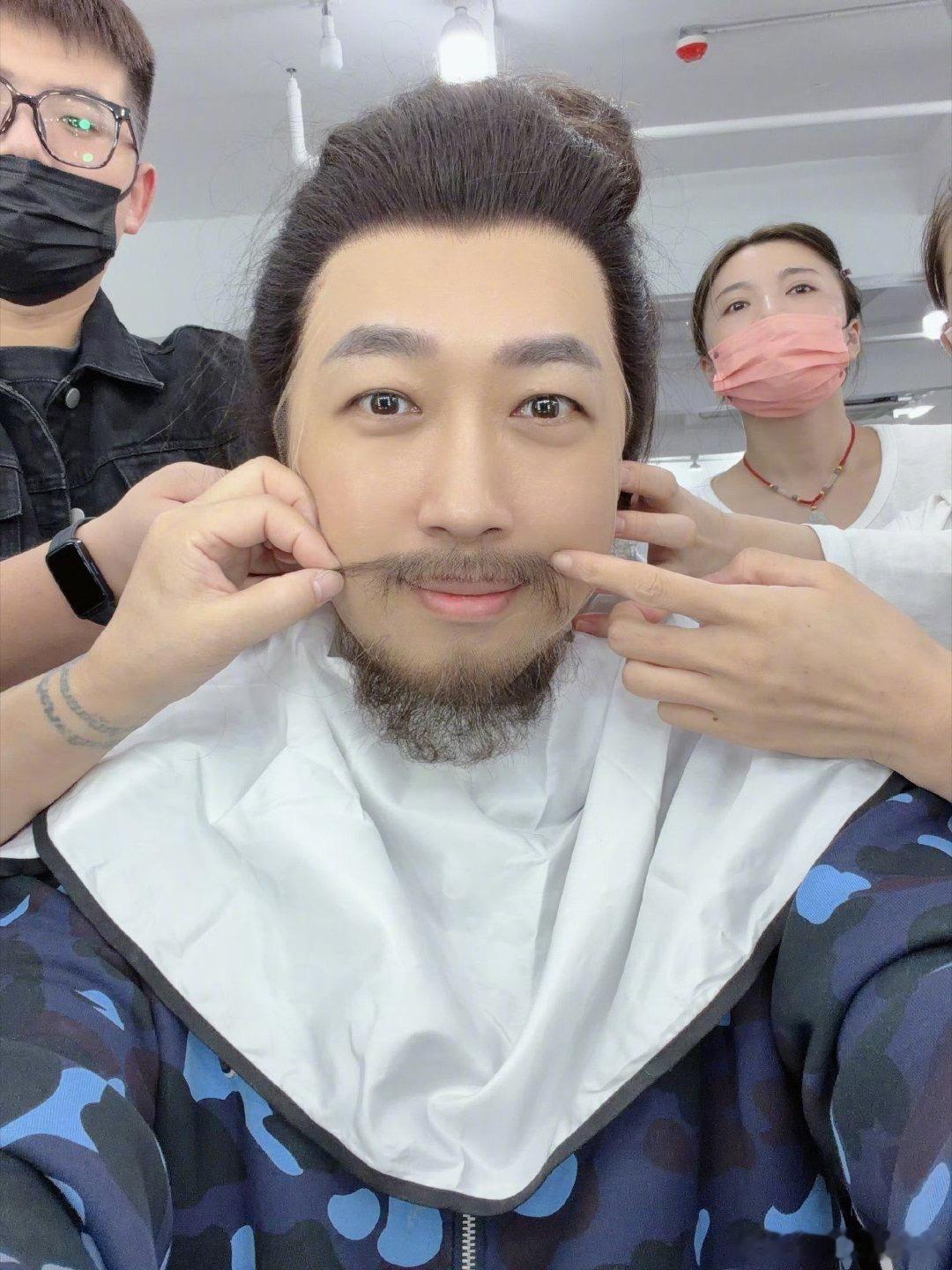 于正要亲自上阵，拍金吾不禁了。 ​​​